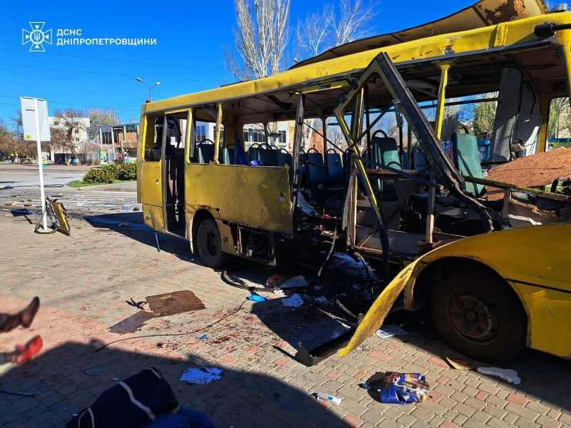 Терор проти цивільних: ворог атакував маршрутку в центрі Нікополя, багато жертв (фото)