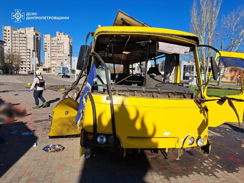Терор проти цивільних: ворог атакував маршрутку в центрі Нікополя, багато жертв (фото)