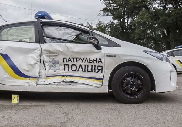 В Одессе прохожие повредили автомобиль полицейских: подробности конфликта В Одессе прохожие повредили автомобиль полицейских: подробности конфликта