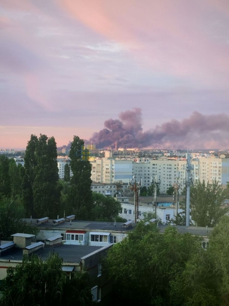 «Привіт» від ЗСУ: вночі в Ростовській області горіла нафтобаза, а в Саратові — один із найстаріших НПЗ росії (фото, відео)