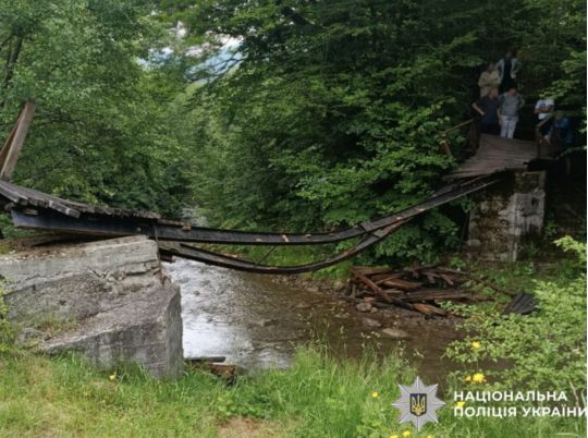 На&nbsp;Буковині обвалився міст з&nbsp;дітьми: що&nbsp;відомо (відео)