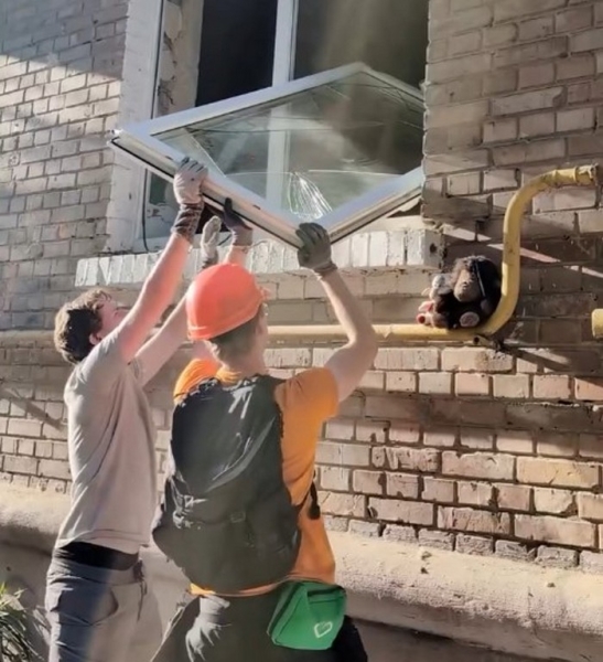 «Після влучання „Шахеда“ з-під завалів ми витягли десь 15 собак і котів»: волонтери спільноти «Київські кажани» допомагають постраждалим людям