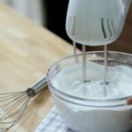 Збиті вершки вийдуть густими, кремовими і не згортатимуться: головний секрет від професійних кондитерів
